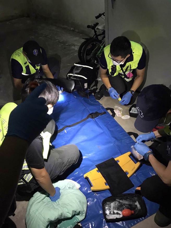 警消稍早前获报后赶抵现场，抢救触电昏迷的工人。（照片 / 新店警分局提供）
