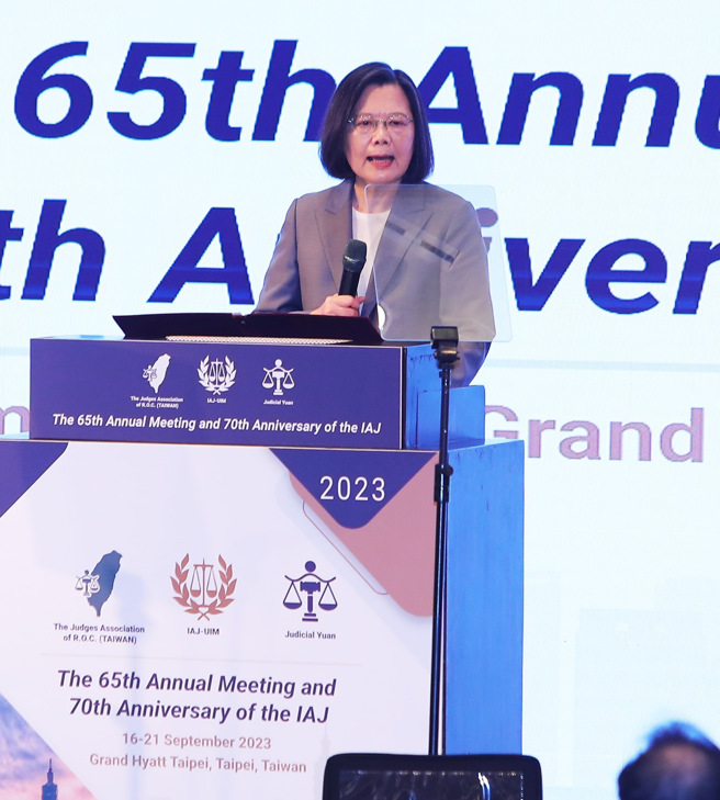 蔡英文赴国际法官协会年会，盼达到国际高标准的司法独立及人权保障。图为蔡英文总统18日出席法官协会国际年会，并且应邀上台致词。（季志翔摄）