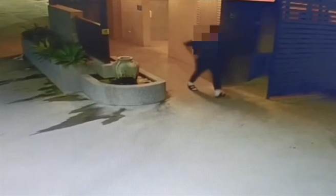 加油站女厕出现亮光，女子惊觉被偷拍，噁狼脱逃影片曝光。（警方提供）