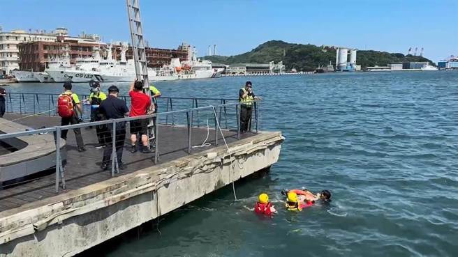 基隆市海洋广场18日上午发生一起落海事件，一名老妇人不明原因落海，路过的海军士官长（海中右）立即跳入海中救援。（照片 / 张志康摄）