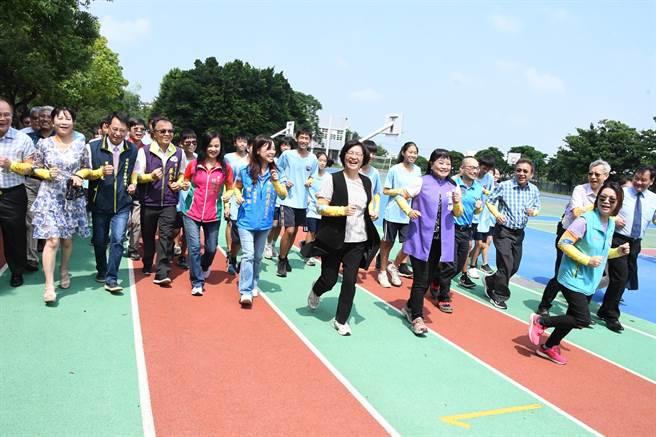 彰化縣政府自2014年開始推動「1元慢跑在校園，校園動起來」活動，全縣有89所國中小學加入，累積跑了425萬4千多公里，等於繞了地球106圈。（彰化縣政府提供／吳建輝彰化傳真）