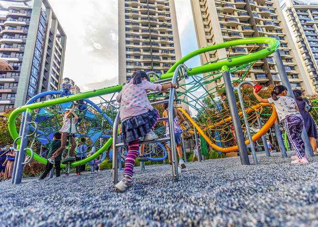 新竹县竹北市兴隆公园设置全亚洲第一座的森林蝴蝶攀爬网等10项设施，获得金竹奖特优肯定。（罗浚滨摄）