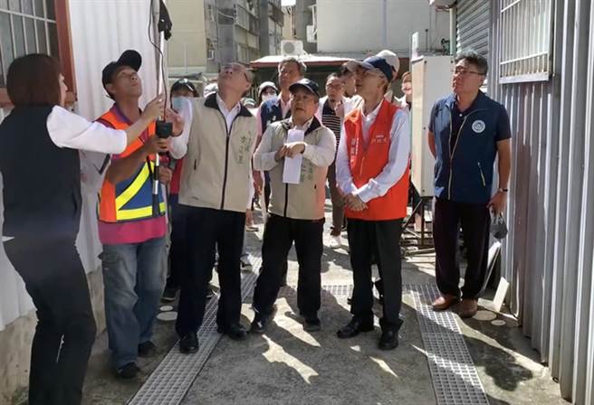 台南市登革熱疫情嚴峻，環境部長薛富盛今天專程南下視察防疫工作。（洪榮志攝）