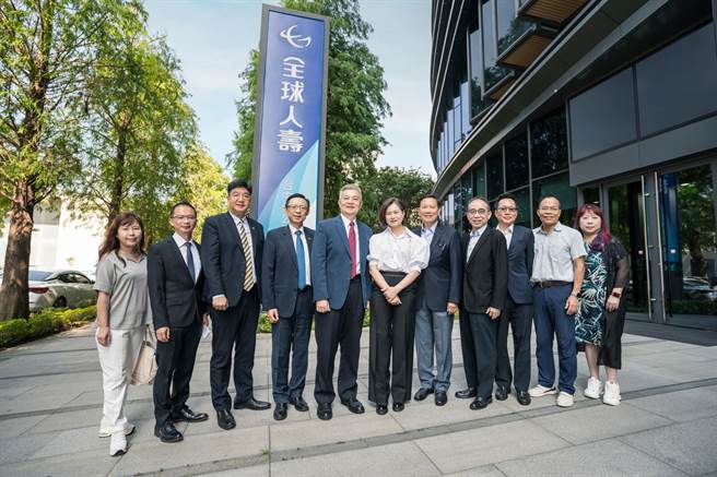 全球人壽董事長林文惠（圖中）偕同董事會成員，總經理馬君碩（左四）帶領經營團隊高階主管，實地查訪台中分公司友善服務設施，落實「以客為尊，待客如己」公平待客精神。 （全球人壽提供／洪凱音台北傳真）