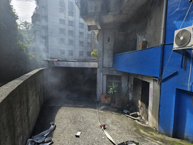 昨（17）日早上發生一起火警，消防局及二分局八斗子分駐所接獲報案，立即派出警、消到場搶救。（圖／警方提供）