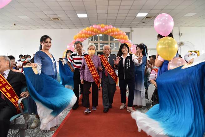 大雅区公所17日表扬54对牵手超过半世纪的夫妻，唯一一对白金婚廖朝邦夫妇格外吸睛。（大雅区公所提供／陈淑娥台中传真）