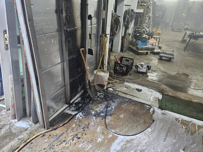 昨（17）日早上發生一起火警，消防局及二分局八斗子分駐所接獲報案，立即派出警、消到場搶救。（圖／警方提供）