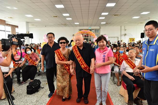 大雅区公所17日表扬54对牵手超过半世纪的夫妻，立委杨琼璎的父母也获表扬。（大雅区公所提供／陈淑娥台中传真）