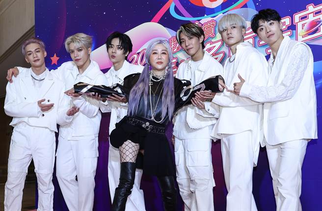 藍心湄（中）與Ozone出席「2023粉美賞頒獎典禮」。（陳俊吉攝）