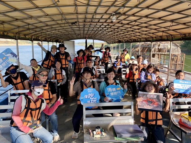 大力推荐到茄萣来趟「船游二仁溪」，在舢筏上聆听解说员述说二仁溪的前世今生与生态宝库。（图片来源：高雄市观光局提供）
