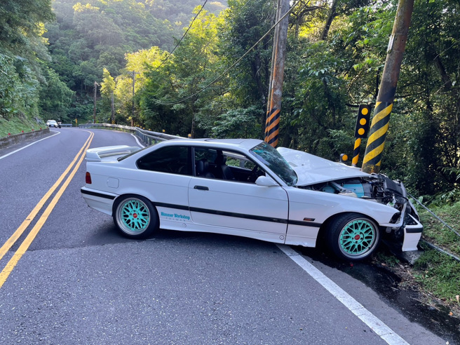 昨（17）日上午7时许，新北市坪林区北宜公路50.7公里处发生一起自撞车祸。（图／警方提供）