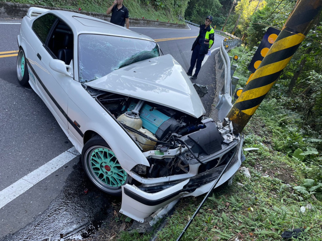 昨（17）日上午7时许，新北市坪林区北宜公路50.7公里处发生一起自撞车祸。（图／警方提供）