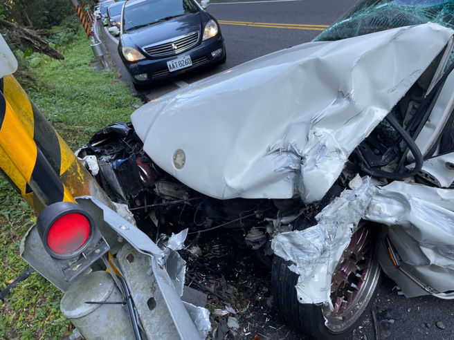 昨（17）日上午7时许，新北市坪林区北宜公路50.7公里处发生一起自撞车祸。（图／警方提供）