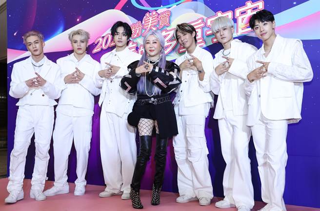 藍心湄（中）今與男團Ozone出席活動。（陳俊吉攝）