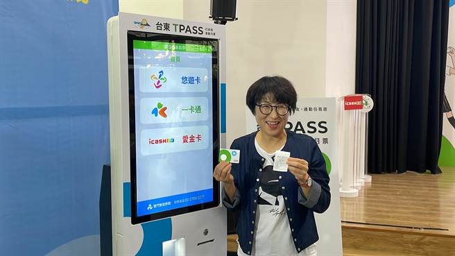 台东县首创TPASS自助售票机，便利民眾购票续约。（萧嘉蕙摄）