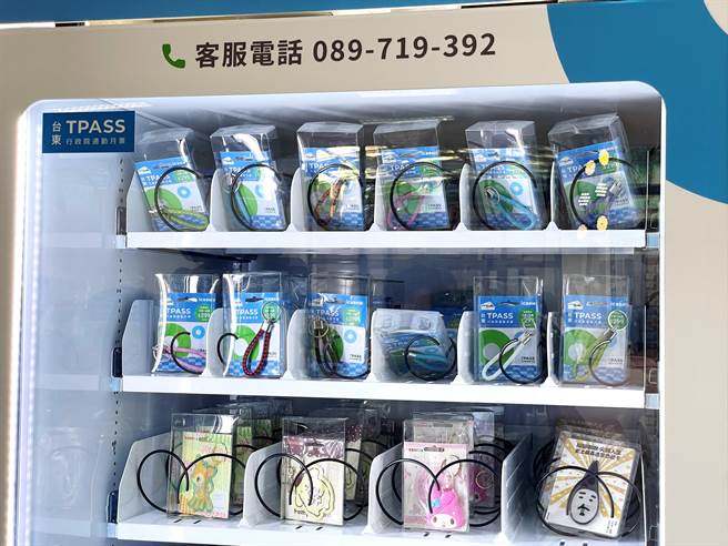 台东转运站的旅游服务中心配置专属台东TPASS纪念卡的自动售卡机。（萧嘉蕙摄）