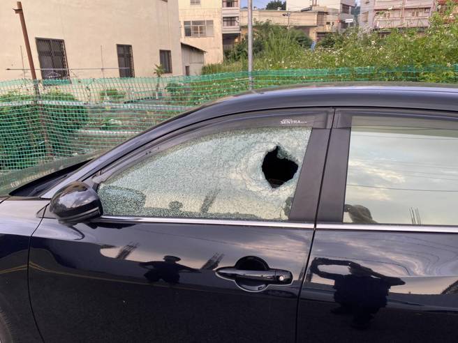 石男与妻子吵架竟变身球棒队，拿铝棒怒砸停放娘家外的车子。 （翻摄画面）