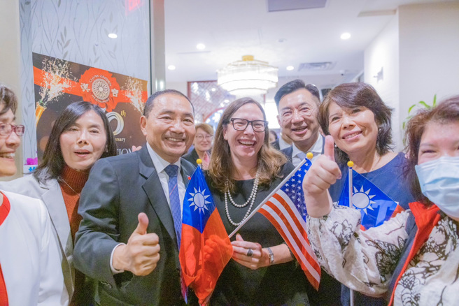 国民党总统参选人侯友宜（左2）于美东时间17日晚间出席大华府侯友宜后援会晚宴，AIT主席罗森伯格（右4）也出席。（侯办提供）