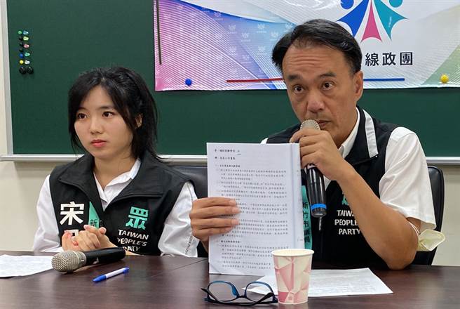 民眾黨議員左起宋品營、李國璋怒斥綠營荒腔走板、扭曲事實外，如此混淆市民視聽，愧對市民所託。（陳育賢攝）