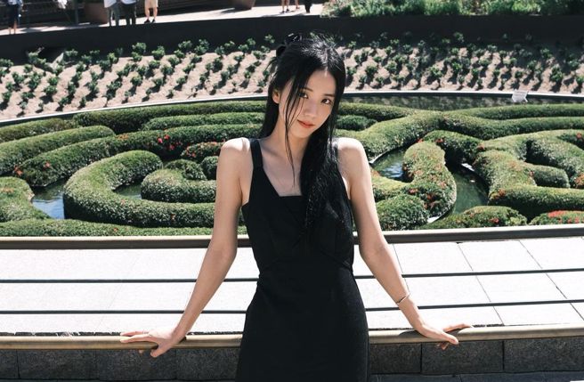 BLACKPINK成員Jisoo的姐姐近日現身演唱會，姊妹倆顏值引起討論。（圖／翻攝自sooyaaa__ Instagram）