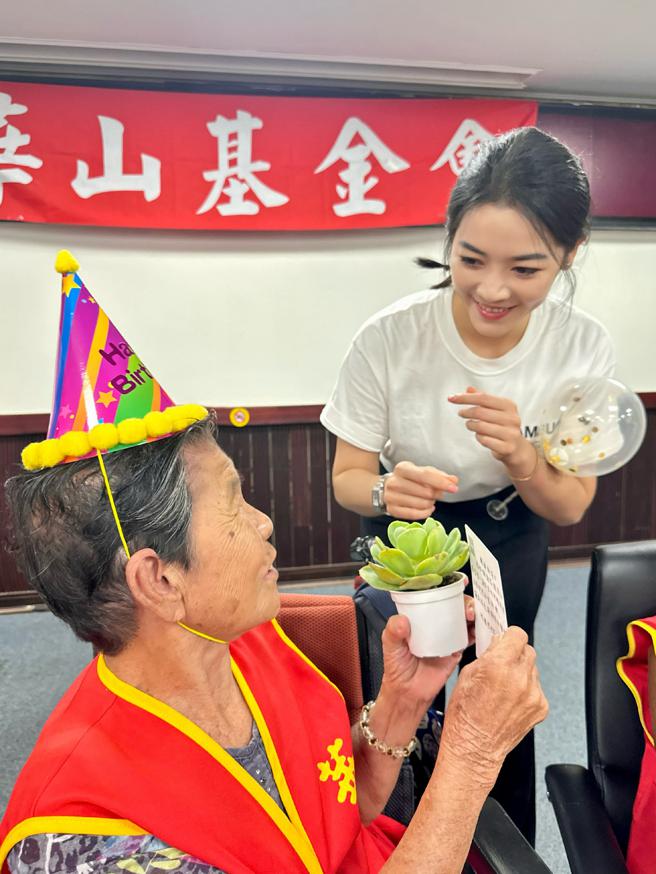 90歲的林奶奶說劉方慈看起來就像孫女一樣的感覺，所以親手製作了一個小盆栽要送給她。（圖片來源：華山基金會提供）
