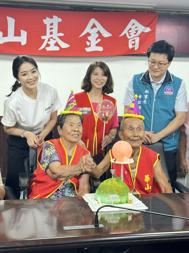 劉方慈還特地準備柚子造型的蛋糕為長輩們慶生。（圖片來源：華山基金會提供）
