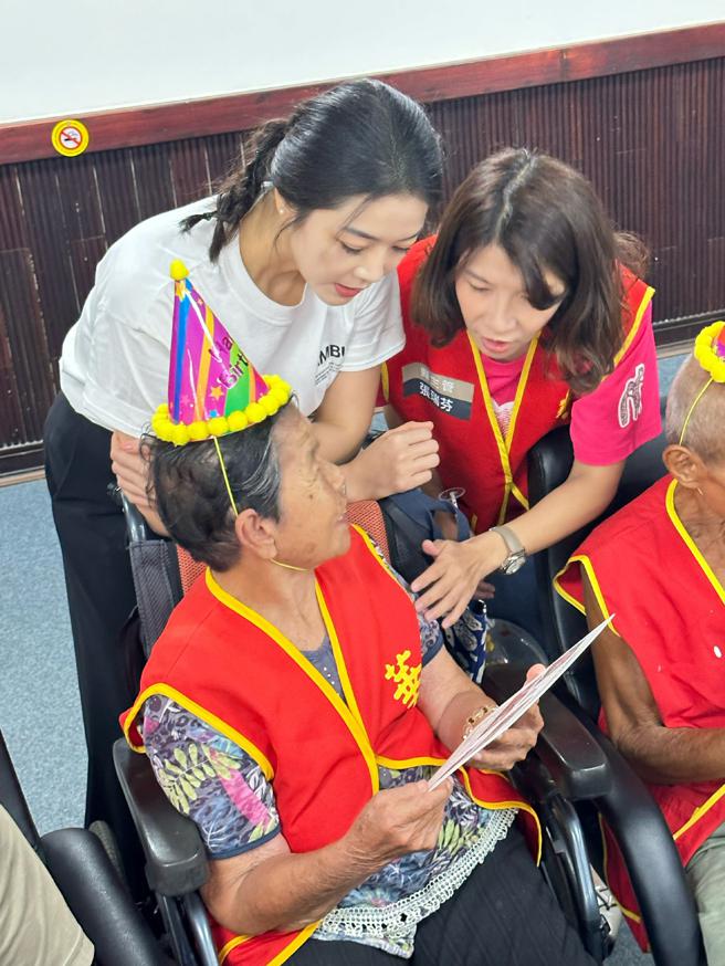劉方慈表示希望藉由這次的活動，能讓社會上更多的人能注意到這些需要被守護的長者們。（圖片來源：華山基金會提供）

