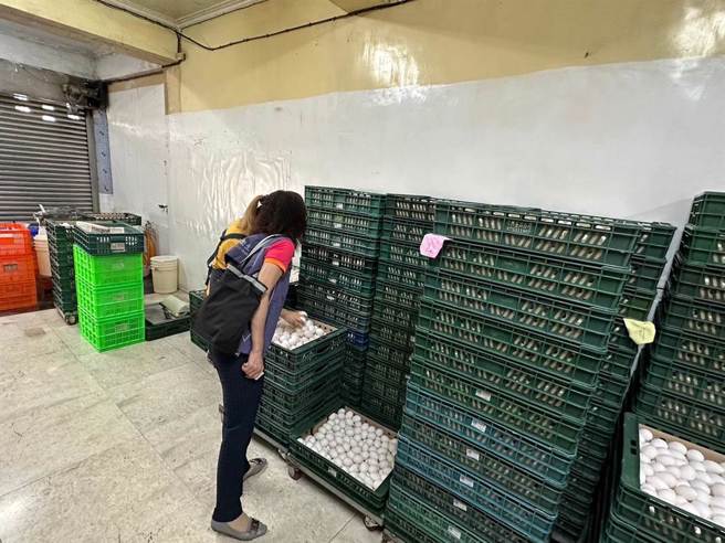 台北市卫生局与法务局今早到鸡蛋进口商及2家液蛋加工厂稽查。（北市府提供／蔡佩珈台北传真）