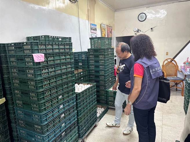 台北市卫生局与法务局今早到鸡蛋进口商及2家液蛋加工厂稽查。（北市府提供／蔡佩珈台北传真）