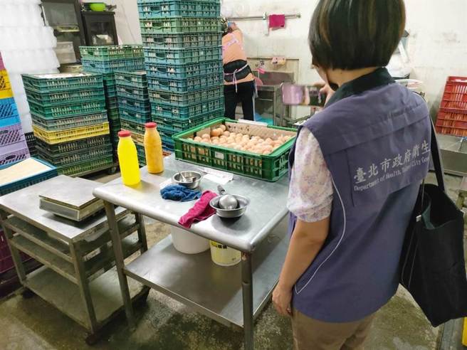 台北市卫生局与法务局今早到鸡蛋进口商及2家液蛋加工厂稽查。（北市府提供／蔡佩珈台北传真）