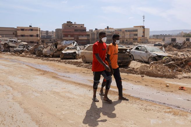 利比亚洪水导致多年衝突留下的地雷和其他弹药全都「位移」，对无家可归而四处奔波的人构成额外的风险。（图/路透社）
