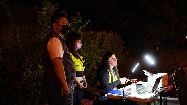 环保局长李易书率队进行环境噪音路边稽查作业。南投县环保局提供