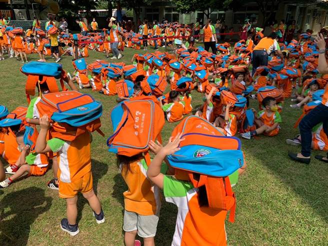 桃园市消防局第一大队大林分队提前于18日进行国家防灾日地震演练，于辖内希望城堡幼儿园举办防震防灾宣导。（消防提供）