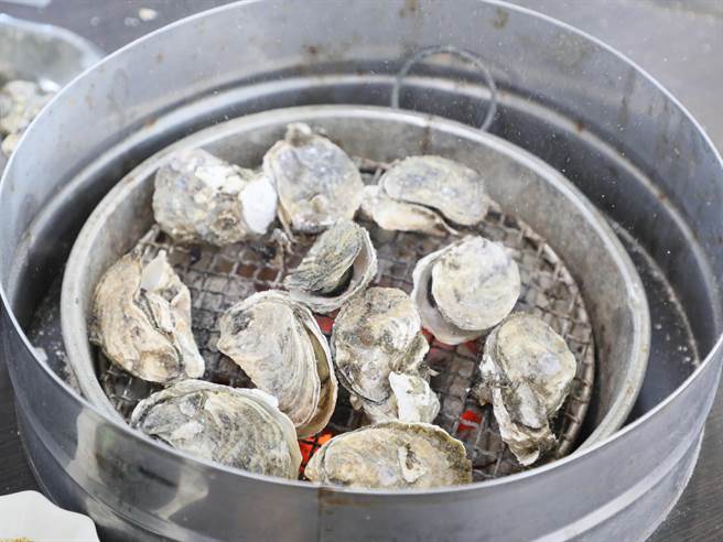 嘉义县东石布袋盛行「烤蚵吃到饱」，观光客络绎不绝大啖美味。（廖素慧摄）