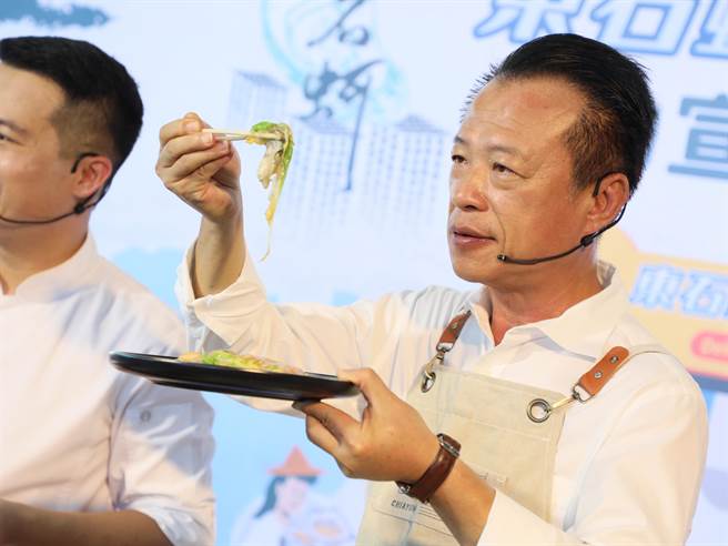 嘉义县长翁章梁揪大家来大啖蚵美食。（廖素慧摄）