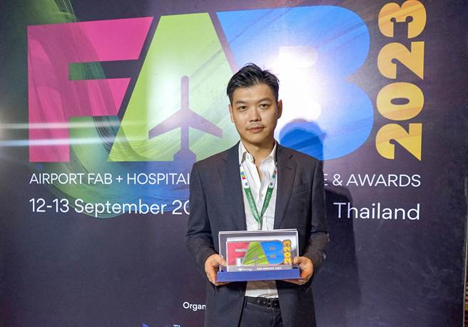 升恒昌免税商店于桃机第二航厦C区打造的「街口食趣」，于《2023机场餐饮论坛》击败欧美等眾多机场，夺下竞争最激烈的「最佳在地文化代表的机场餐饮」奖项，升恒昌免税商店总经理江建廷亲自到泰国代表出席领奖。（升恒昌提供）