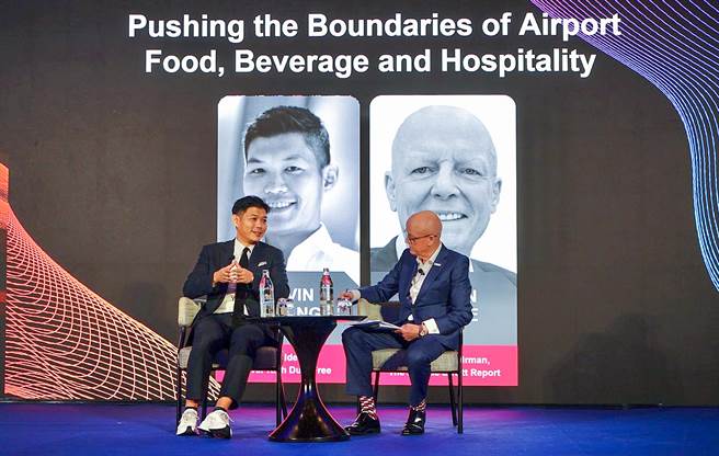 升恒昌免税商店于桃机第二航厦C区打造的「街口食趣」，于《2023机场餐饮论坛》击败欧美等眾多机场，夺下竞争最激烈的「最佳在地文化代表的机场餐饮」奖项，升恒昌免税商店总经理江建廷（左）亲自到泰国代表出席领奖，同时也受邀在国际论坛中分享如何透过餐饮、候机室及公共空间等给旅客一个整体性的在地文化体验。（升恒昌提供）