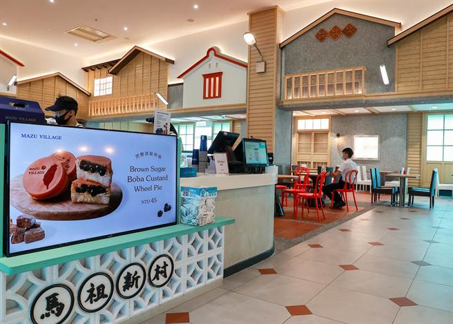 升恒昌免税商店于桃机第二航厦C区打造的「街口食趣」，于《2023机场餐饮论坛》击败欧美等眾多机场，夺下竞争最激烈的「最佳在地文化代表的机场餐饮」奖项，图为桃机C3候机室旁「街口食趣」一隅。（陈麒全摄）