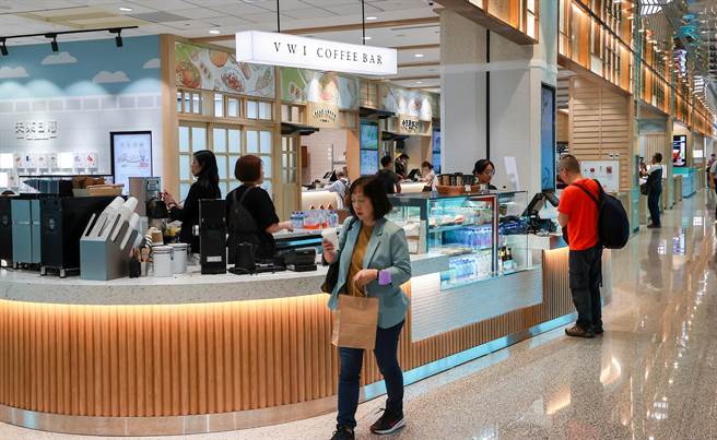 升恒昌免税商店于桃机第二航厦C区打造的「街口食趣」，于《2023机场餐饮论坛》击败欧美等眾多机场，夺下竞争最激烈的「最佳在地文化代表的机场餐饮」奖项，图为桃机C3候机室旁「街口食趣」一隅。（陈麒全摄）