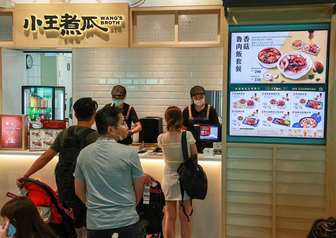 升恒昌免税商店于桃机第二航厦C区打造的「街口食趣」，于《2023机场餐饮论坛》击败欧美等眾多机场，夺下竞争最激烈的「最佳在地文化代表的机场餐饮」奖项，图为桃机C3候机室旁「街口食趣」一隅。（陈麒全摄）