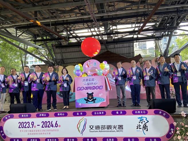 「台湾好汤」系列活动今（18日）首站在礁溪温泉公园举办启动仪式，交通部部长王国材特地到现场享受欢乐气氛。（吴佩蓉摄）