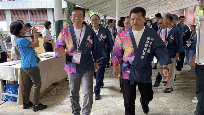 「台湾好汤」系列活动今（18日）首站在礁溪温泉公园举办启动仪式，交通部部长王国材（左）特地到现场享受欢乐气氛。（吴佩蓉摄）