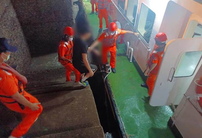 舰队分署第十海巡队获报，立即派遣PP-10037艇前往北竿白沙港接驳伤患。（海巡署提供）