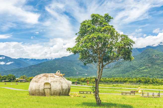 在宽阔草原上的「蚁窝」由原民艺术家撒部‧噶照所创作，象徵族群的团结。
（图/花莲趣提供）