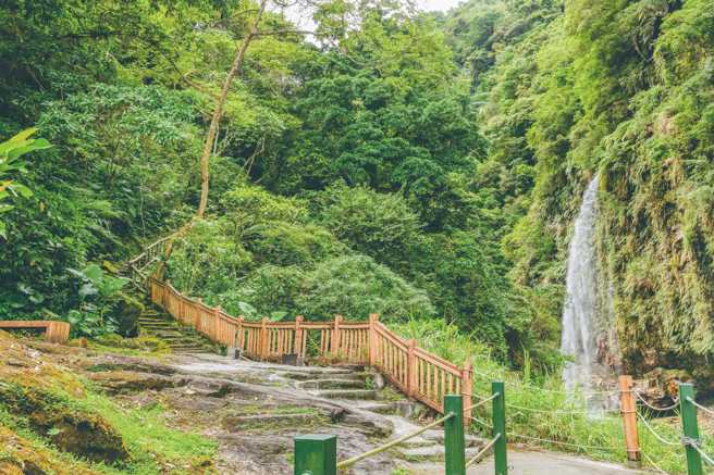 輕鬆步行不到1小時即來到最深處的龍吟瀑布，沿途群蝶飛舞，因此贏得蝴蝶谷美名。
（圖/花蓮趣提供）