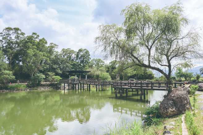 步道緊鄰羅山泥火山與羅山大魚池，順遊美景十分愜意。（圖/花蓮趣提供）