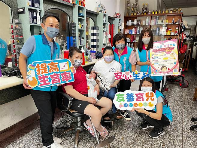 花莲吉安乡公所鼓励乡民增产报国，3月祭出每胎1万元生育补助金，若连同县府2万元补助，乡民每生1胎可获3万元，补助启动迄今已有200名婴幼儿出生，其中第199、200位恰好是双胞胎。（罗亦晽摄）