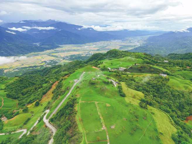 圖2：萬人山為臺灣小百岳之一，位於六十石山北方，登頂後可遠眺縱谷壯闊美景。（圖/花蓮趣提供）