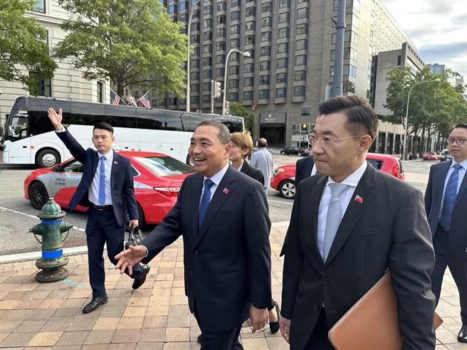 国民党总统参选人侯友宜（左）与国民党立委江启臣（右）。（周毓翔摄）