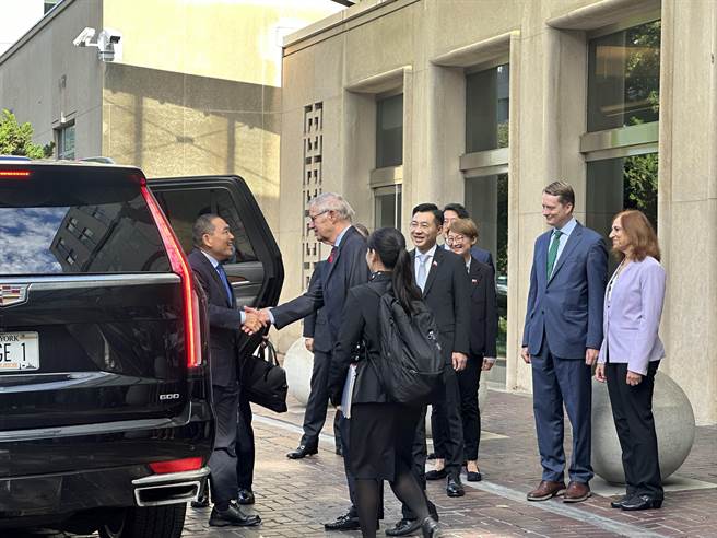 国民党总统参选人侯友宜（左）抵达布鲁金斯学会。（周毓翔摄）